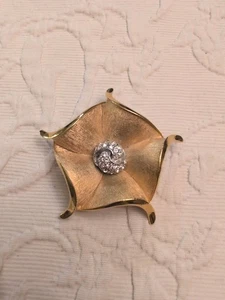 Broche broche flor tono dorado BSK vintage con centro de nudo de diamantes de imitación. So Pretty - Imagen 1 de 4