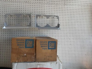 1971 1972 CUTLASS 442 NOS GM HEADLIGHT HOUSINGS 407330 407331 OLDSMOBILE W-30 - Picture 1 of 6
