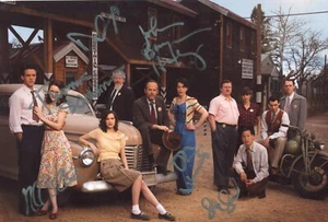 Foto firmada por el elenco de Manhattan 6x John Benjamin Hickey Rachel Brosnahan Stern +++ - Imagen 1 de 8