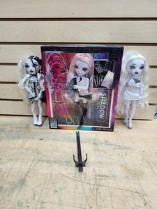 SET BESTEHEND AUS 3 - Rainbow High Shadow High - 1X "KARLA" NEU & 2 GEBRAUCHTE SHADOW HIGH PUPPEN - Bild 1 von 12