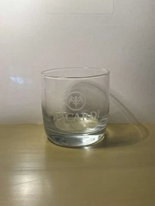 RON BACARDÍ Barware Lowball VIDRIO DE CÓCTEL GRABADO NOMBRE Y LOGOTIPO DE MURCIÉLAGO 3 1/4" - Imagen 1 de 2