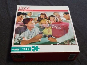 JUEGOS DE BÚFALOS ~ FUENTE DE SODA ~ COCA-COLA ~ ROMPECABEZAS DE 1000 PIEZAS ~ 2013 ~ SELLADO ~ ¡NUEVO EN CAJA! - Imagen 1 de 4
