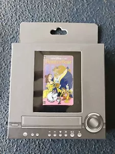 Pin de cinta VHS de Disney La Bella y la Bestia LE 1500 DLR serie trimestral edición limitada - Imagen 1 de 1