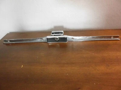 Mercedes-Benz W116 450 SEL 1974 4 puertas - pestillo de guantera (sin llave) Foto 1 de 4