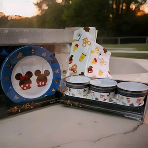 Neu mit Etikett passendes Disney ICON Set 4 Teller, Vorspeise & Handtuch Sets mit kostenlosem Geschenk - Bild 1 von 18