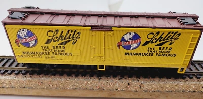 Athearn 40' wood sheathed steel Beer Reefer Schlitz Beer URTC92132 Ho scale - Image 1 of 4