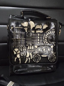 De colección Cuero Negro Hombro Victoria Londres VLD Con Tallado en Cochecito de Caballos y Ciudades - Imagen 1 de 7
