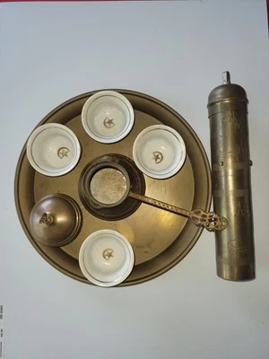 Bandeja para servir café turco con tazas y molinillo de café manual Foto 1 de 4