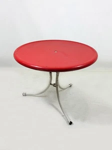 Mesa de jardín plegable redonda vintage de metal roja y blanca de mediados de siglo - Imagen 1 de 5