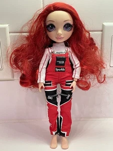 Rainbow High Puppe Winter Break Ruby Anderson rote Haare Outfit - Bild 1 von 10