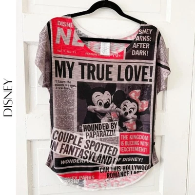 Camiseta con papel de periódico AUTÉNTICA DE LOS PARQUES DE DISNEY, M, ¡NUEVA SIN ETIQUETAS! Foto 1 de 4
