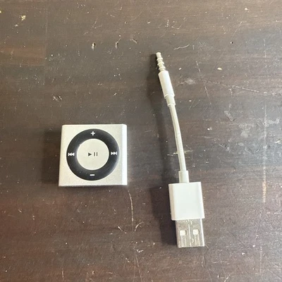 iPod Shuffle 4-го поколения Apple поколения серый A1373 2 ГБ серебристый с зарядным устройством и в комплекте - Изображение 1 из 4