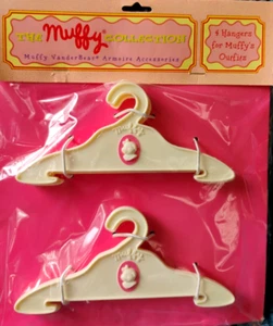 Vintage 1993 The Muffy Collection: 4 Hangers for Muffy's Outfits - Bild 1 von 1