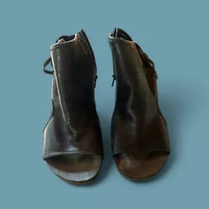 Scarpe OTBT donna 8,5M Free Spirit pelle nera punta aperta frangia cerniera caviglia - Foto 1 di 5