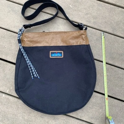 Bolso de Mano Kavu Negro Cartera, Correa Ajustable, Cierre a Presión, Borla de Cuero Sintético, Borla de Cuerda Foto 1 de 4