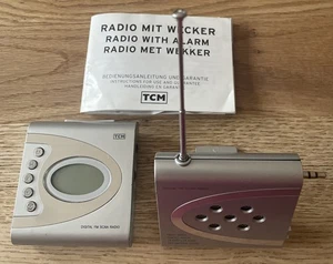 Radio TCM mit integriertem Wecker als Tischradio oder mobiles Radio - Bild 1 von 8