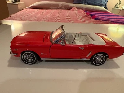 DANBURY COMO NUEVO 1964-1/2 MUSTANG ROJO Y BLANCO. SOLO MODELO SIN CAJAS NI PAPELEO Foto 1 de 4