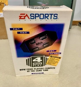 Autentico EA Sports Adattatore Gioco 4 Vie SEGA Genesis Multiplayer Nuovo - Foto 1 di 11