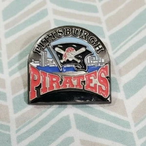Pittsburgh Pirate Pin mit Stadt im Hintergrund - Bild 1 von 2
