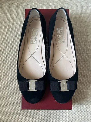 Authentic Salvatore Ferragamo Varina Suede New Black Bow Flats Shoes Sz 9 B - Image 1 of 4
