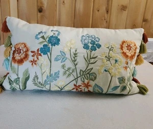 Pier 1 Vintage besticktes Blumen Lendenkissen mit Perlen Boho Landhaus 11” x 19” - Bild 1 von 7