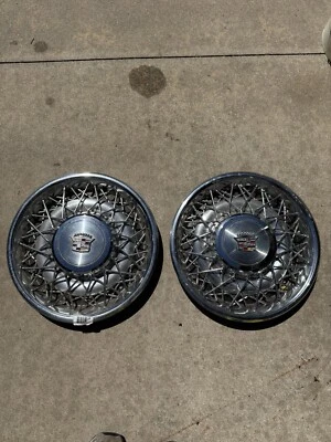 Juego de dos tapacubos de cable de bloqueo Cadillac DeVille Fleetwood 15" OEM 1975-1984 Foto 1 de 4