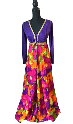 Vestido maxi vibrante floral vintage anos 60 anos 70 roxo império cintura acabamento dourado 12 médio - Imagem 1 de 4