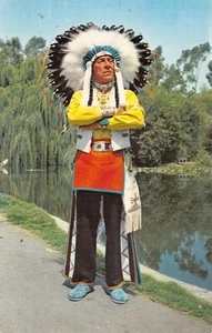 # K2926    KNOTT'S BERRY FARM,  CA.    POSTCARD,   INDIAN CHEIF RED FEATHER - Picture 1 of 2
