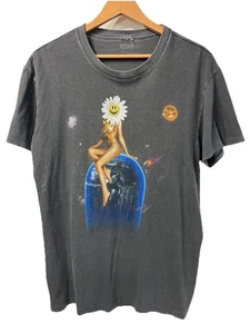Rare Popular Demand Men’s Large Graphic T-Shirt Daisy Head Girl Sitting On Earth - Bild 1 von 5
