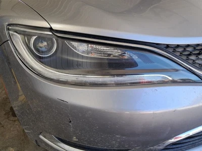Conjunto de faros derechos Chrysler 200 pasajeros 2015 fabricante de equipos originales usado 99.000 millas Foto 1 de 4
