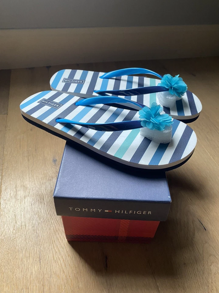 Tommy Hilfiger Girl's Flip Flops Size 4 NWT Stephanie Flower Blue - Image 1 of 1