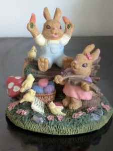 Schöne Goebel Osterhase Figur Gruppe Hase mit Möhren und Häsin Geige Spielend - Bild 1 von 8