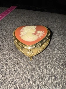 Caja de música vintage con camafeo Sankyo en forma de corazón funciona Japón usada en excelente estado - Imagen 1 de 9