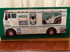 Hess 2018 Spielzeug LKW - Wohnmobil mit ATV und Motorradbeleuchtung Laderampe Neu im Karton - Bild 1 von 6