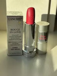 NUEVO EN CAJA LANCOME Rouge in Love 6H Wear Pluma Lápiz labial 163M DANS SUS BRAZOS - Imagen 1 de 1