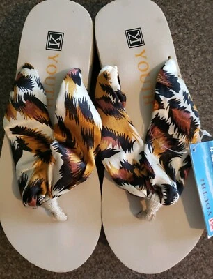 Youth K ~ Japanese ~ Leaf Silk Material ~ Thong Sandals ~ Youth Size 6.5 ~ NWT - Image 1 of 4