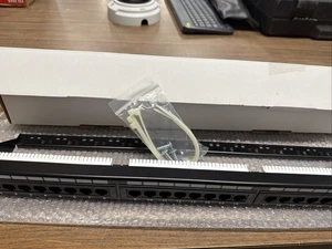 Cat5e/Cat6 24 porte patch pannello montaggio su rack - gestione fili RJ45 UTP 110 tipo 1U - Foto 1 di 2