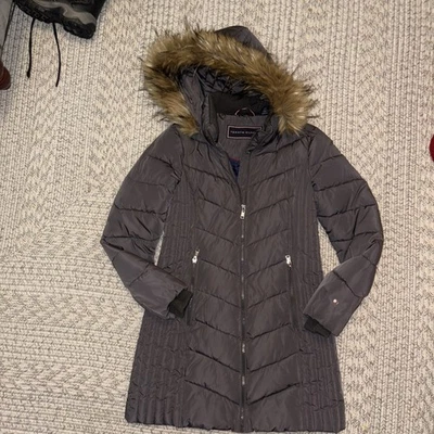 Chaqueta parka acolchada de plumón de piel sintética marrón Tommy Hilfiger para mujer talla pequeña Foto 1 de 4