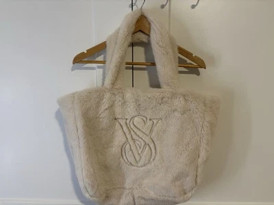BOLSO DE MANO DE PIEL SINTÉTICA CREMA DIFUSA VS Logo Bordado Grande Nuevo con Etiquetas Victoria's Secret Foto 1 de 4