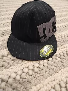 DC Flat Cap Fitted Flexfit Black Pinstripe Original 7 1/4- 7 5/8 - Picture 1 of 6