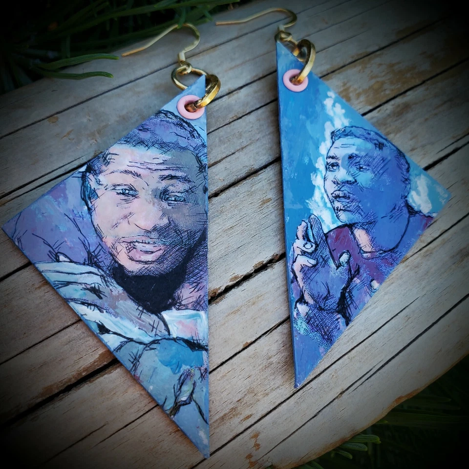 Pendientes MCU He Who Remains Loki pintados a mano Jonathan Majors Kang Charm Foto 1 de 3