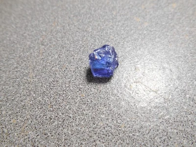 Tanzanita facetado áspero. muy buen color. 3,4 cts. limpio. Tanzania. Foto 1 de 2