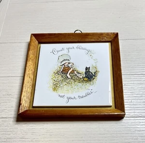 Vintage 1973 Holly Hobbie gerahmte 6"x6" Porzellanfliese "Count Your Blessings" - Bild 1 von 3