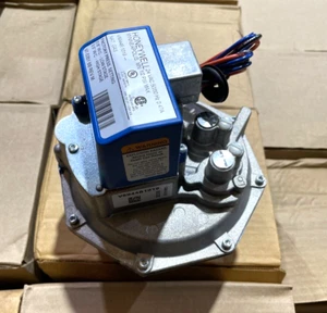 Honeywell V8944B 1019 1" NPT 24V Diaphragm Gas Valve New/Open Box - Picture 1 of 10