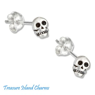 Pequeños aretes de plata esterlina 925 con poste de calavera humana de Halloween Foto 1 de 3