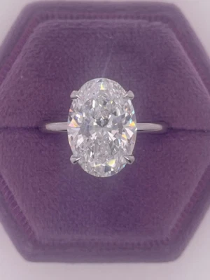 Anillo de compromiso de oro blanco de 14 k con halo oculto de diamantes cultivados en laboratorio VS1/G de corte ovalado de 5 quilates Foto 1 de 4