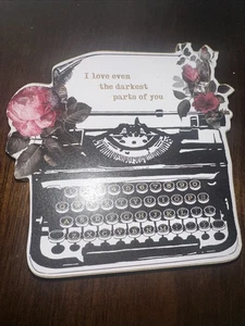 Macchina da scrivere gotica decorazione da tavolo amo anche le parti più scure di te alta 6" - Foto 1 di 2