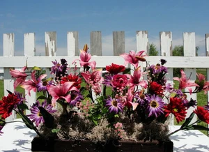 Outdoor Fensterkasten Seide Burgund Taglilie Wild Gänseblümchen Gesteck Blumengarten - Bild 1 von 1