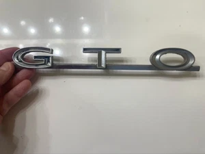 1964-1967 Pontiac GTO emblem for quarter panel 2 broken prongs original OEM - Picture 1 of 8