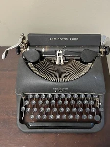 Vintage Remington Rand Deluxe Modell 5 Schreibmaschine mit Koffer flach mattschwarz FUNKTIONIERT - Bild 1 von 9